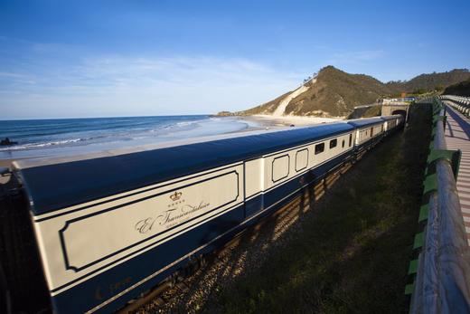 Un tren del Transcantábrico Gran Lujo atravesando la Playa de San Antolín