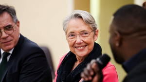 Dimite Élisabeth Borne, primera ministra francesa y segunda mujer en ostentar este cargo