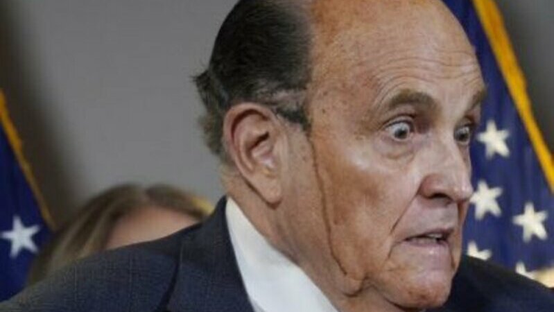 La imagen ridícula del año: a Giuliani, abogado de Trump, se le cae el sudor y el tinte en pleno directo