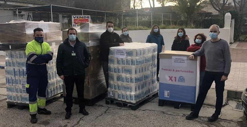 Responsables de Cáritas Collado Villalba y de Mercadona durante la donación