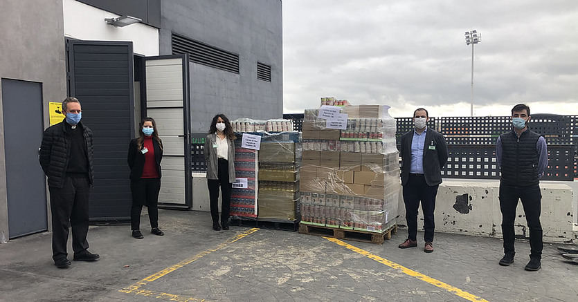 Responsables de la Casa de la Misericordia San José de San Agustín del Guadalix y de Mercadona durante la entrega
