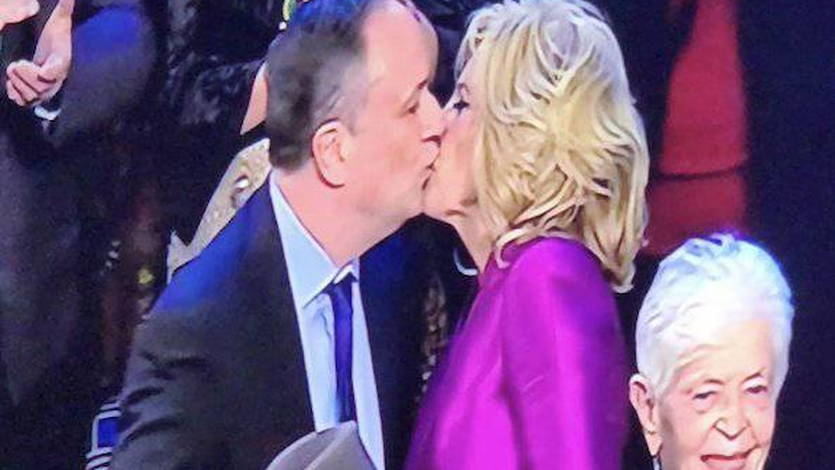 El esposo de Kamala Harris y la primera dama, Jill Biden, se besan en directo