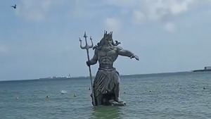 Animan a destruir una estatua de Poseidón en Yucatán por 'provocar' el huracán Beryl