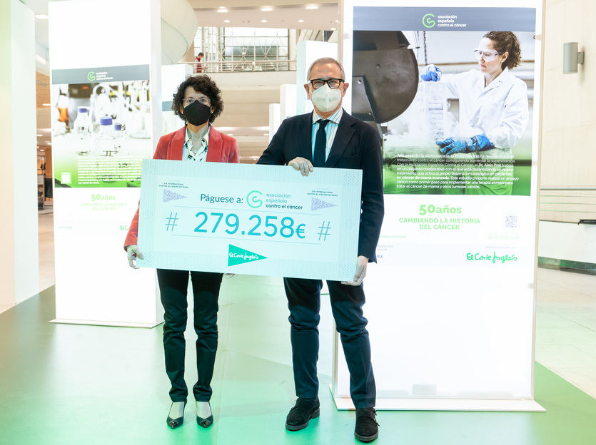 El Corte Inglés apoya la investigación contra el cáncer con 279.258 euros y una exposición conmemorativa