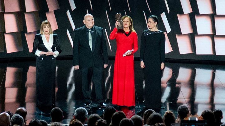 Carmen Maura, junto a Eulalia Ramón y los hijos de Carlos Saura en la gala de los Premios Goya (Foto: @PremiosGoya)
