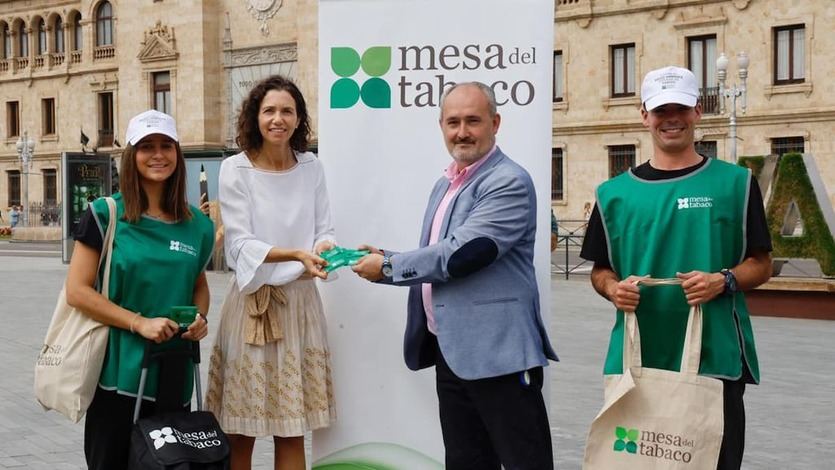 Concejal de Vox en Valladolid, Alberto Cuadrado, en la campaña  de la Mesa de Tabaco