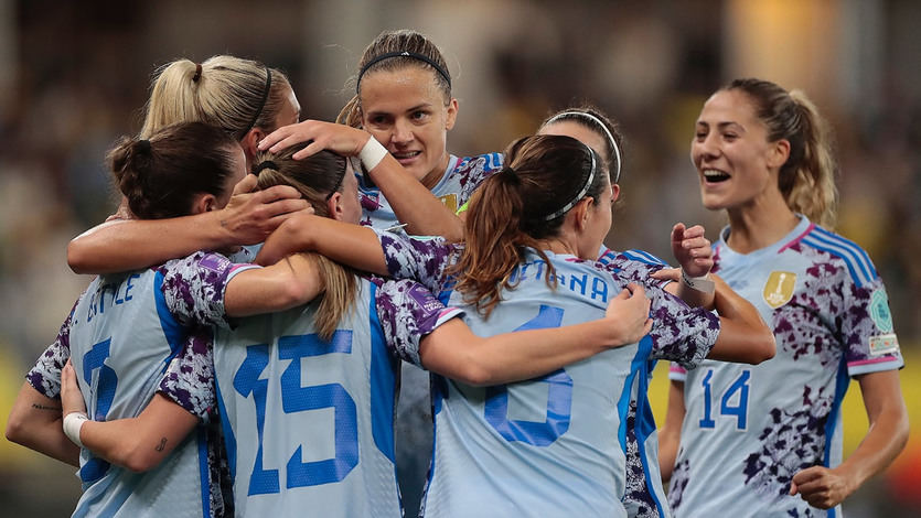 España celebra uno de los goles a Suecia