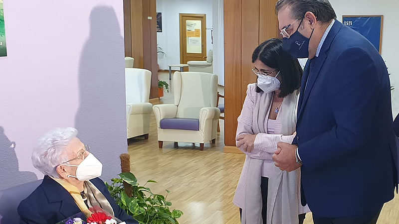 La ministra de Sanidad, Carolina Darias, visita a Araceli Hidalgo