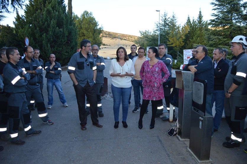 La consejera de Economía y la alcaldesa de Puertollano con los trabajadores