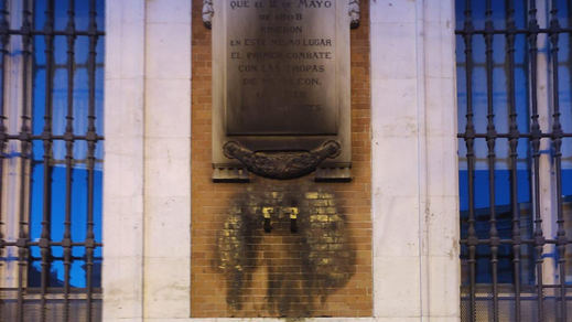 Quemada de la placa y la corona de flores en honor a los Héroes del Dos de Mayo en la Real Casa de Correos (Foto: Comunidad de Madrid)