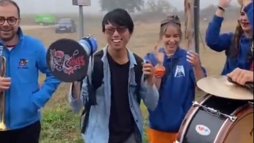 Joven asiático haciendo el Camino de Santiago