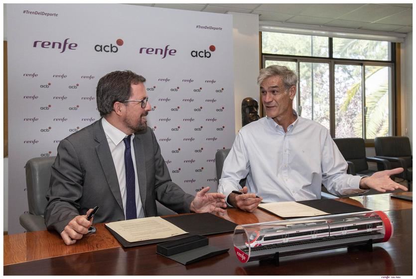 Los presidentes de Renfe y ACB, Antonio Martín y Raül Blanco, firman el acuerdo