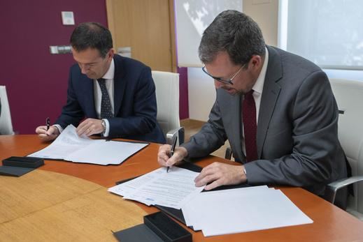 Fotografía de la firma del acuerdo entre Renfe y CAF