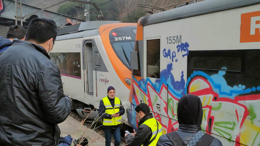 Sin heridos de gravedad tras el choque de 2 trenes de Cercanías en Montcada, Barcelona