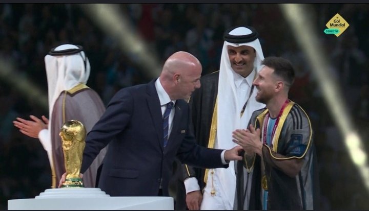 Messi levanta la Copa del Mundo con una túnica típica de Qatar