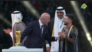 Polémica por la túnica que tuvo que llevar Messi al levantar la Copa del Mundo