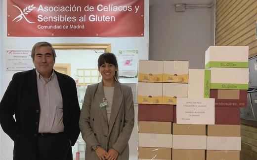 Responsables de la Asociación de Celiacos y Sensibles al Gluten y de Mercadona durante la entrega