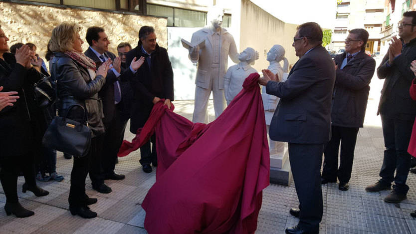Una estatua en Cuenca homenajea la labor de los maestros jubilados