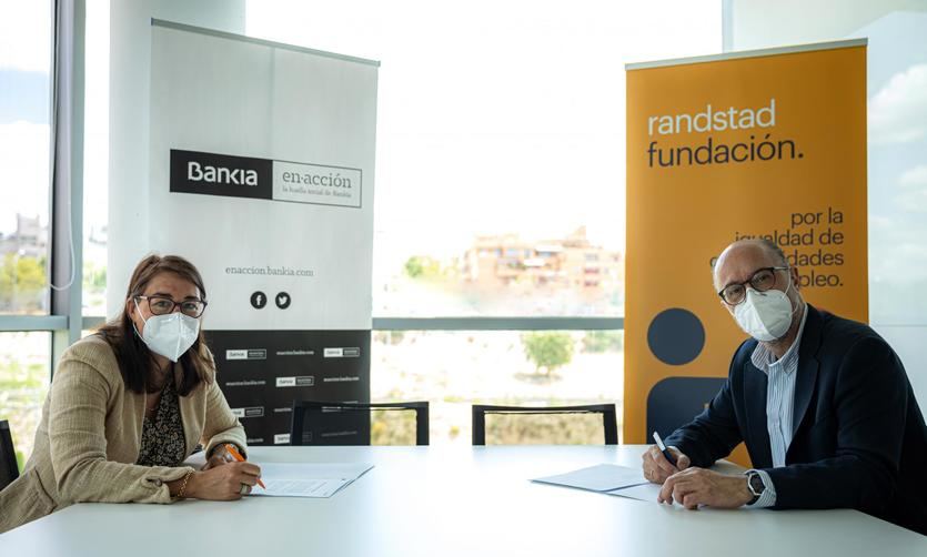La directora general de Fundación Randstad y directora de RSC de Randstad, María Viver, y el director de Gestión Responsable de Bankia, David Menéndez