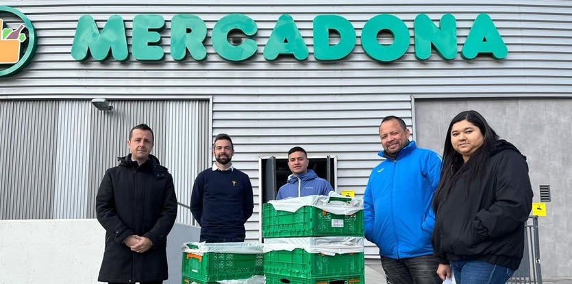 Primera entrega de alimentos a la Asociación La Mano del Ángel por parte de Mercadona.
