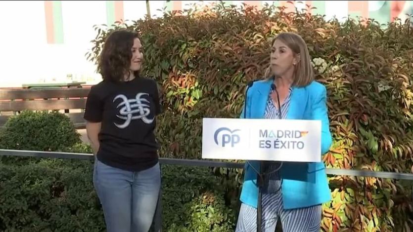 Isabel Díaz Ayuso con la camiseta de 'Héroes del Silencio'