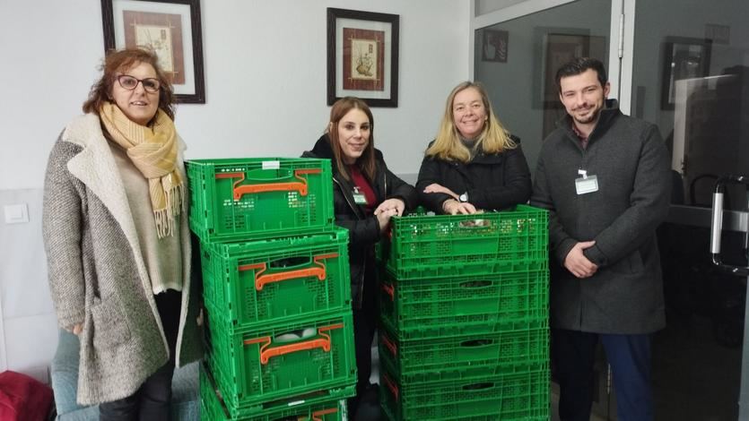 Primera entrega de alimentos a la Fundación Golfín por parte de Mercadona.
