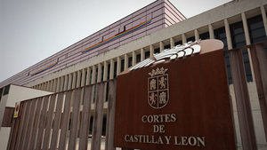 El PSOE cuelga una bandera LGTBI en Castilla y León y le amenazan con retirada por la fuerza