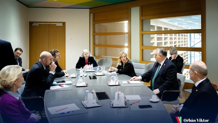 Viktor Orbán con Charles Michel, Ursula von der Leyen, Giorgia Meloni y Emmanuel Macron