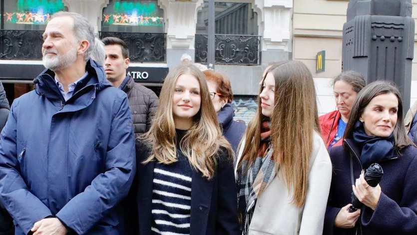 Los reyes y las princesas en una procesión de Madrid