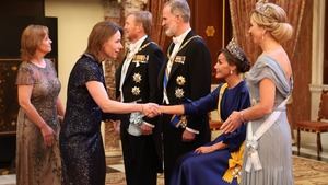 La reina Letizia, la única sentada en el besamanos, ¿por qué?