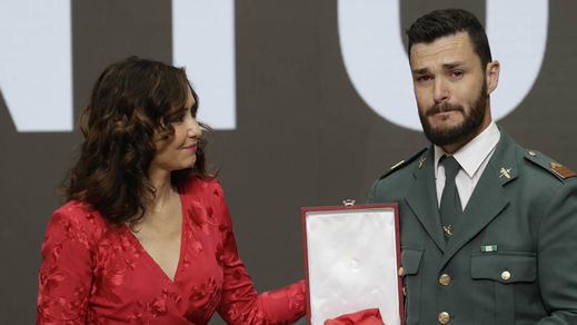 La presidenta de la Comunidad de Madrid, Isabel Díaz Ayuso, con uno de los premiados