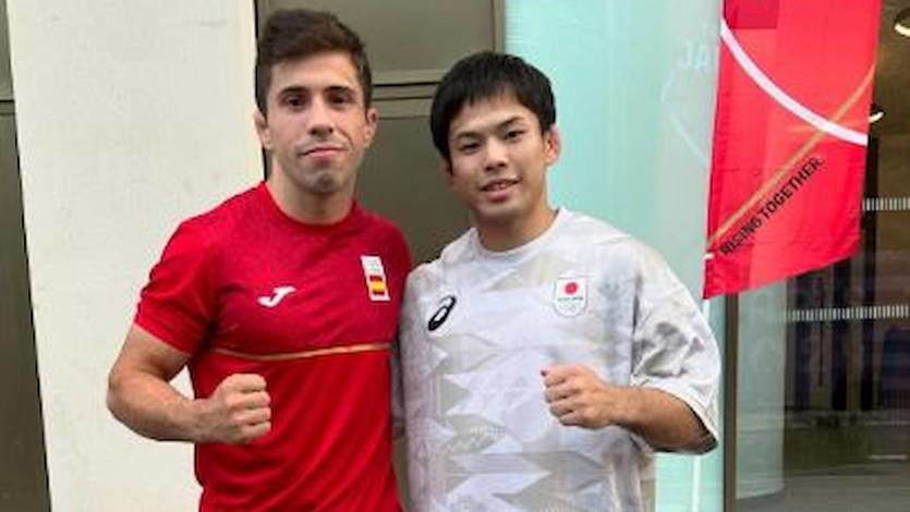 Fran Garrigós, judoka español y Nagayama, yudoka japonés, ambos medalla de bronce en los Juegos de París