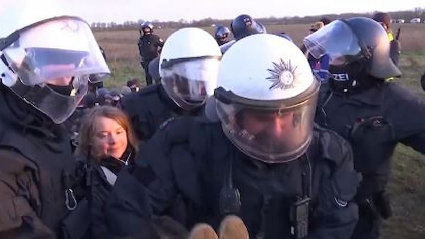 Greta Thunberg siendo desalojada por la policía alemana