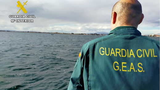 Un guardia civil en el Mar Menor