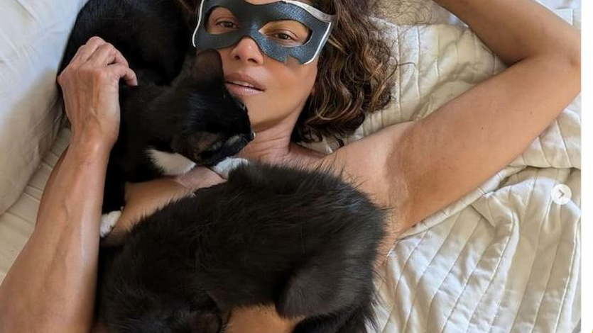 Halle Berry, actriz estadounidense con sus gatos