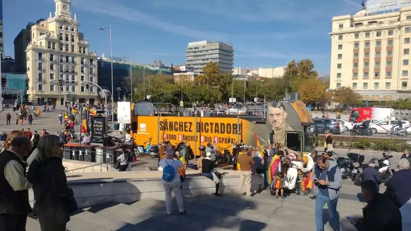 Autobús de la Asociación Hazte Oír mostrando a Sánchez como Hitler