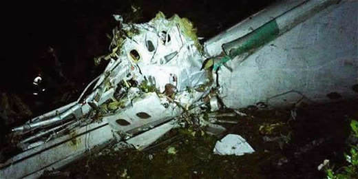 Un avión en el que viajaba un equipo de fútbol brasileño se estrella en Colombia