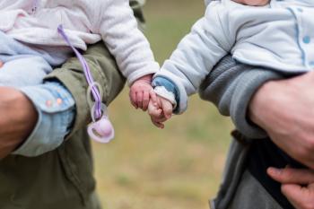 Cada año nacen en España más de 9.000 parejas de gemelos y mellizos, lo cual según la tienda online Bebitus está disparando la demanda de sillas gemelares, cunas dobles, etc..