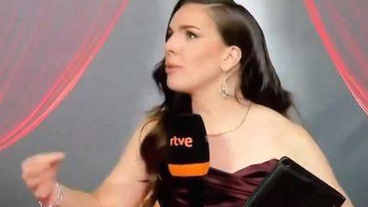 Inés Hernand durante su retrasmisión de los Premios Goya