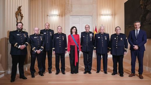 Isabel Díaz Ayuso con miembros de la Asociación de los Tercios Reales de España