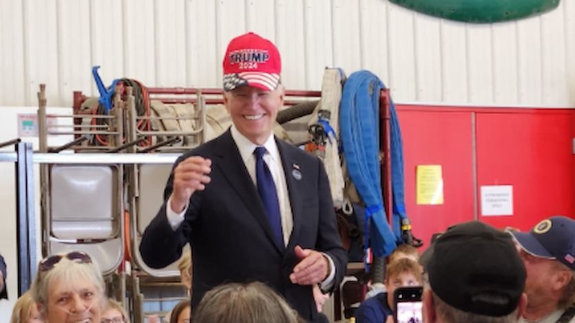 Joe Biden con la gorra de Trump