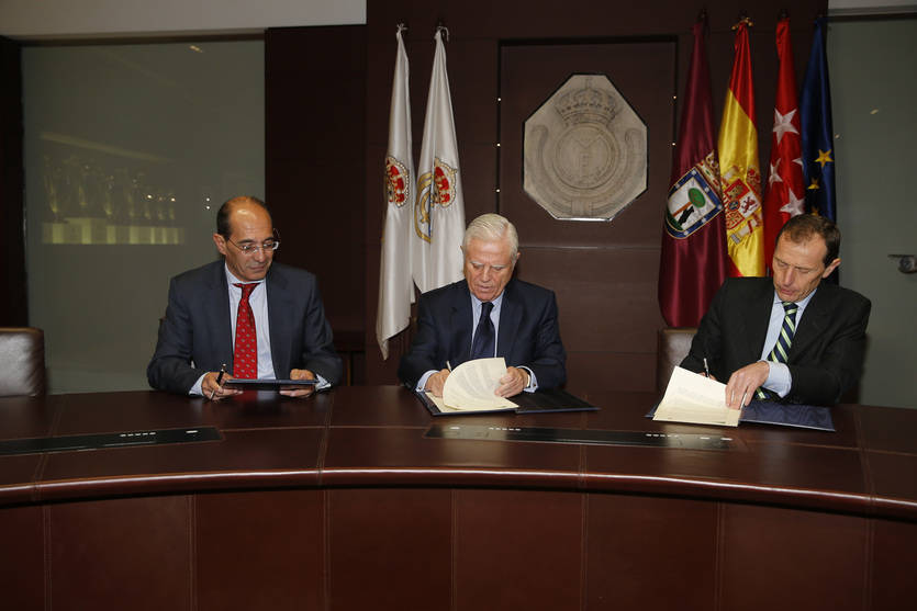 José Luis Gonzalez-Besada, Enrique Sanchez Gonzalez y Emilio Butragueño en la firma del convenio de colaboración de El Corte Inglés y la Fundación Real Madrid 