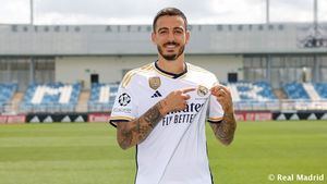 Joselu posa con la camiseta del Real Madrid y deja el 9 para algún fichaje por venir