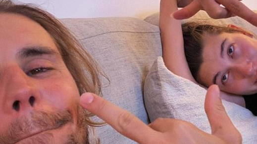 Justin Bieber y su mujer Hailey en su casa