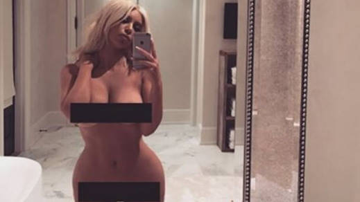 Kim Kardashian celebra el Día de la mujer trabajadora quitándose la ropa... ¿una buena idea?