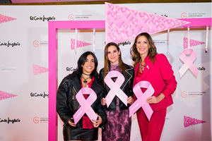 El Corte Inglés ilumina sus centros de rosa en apoyo a la investigación contra el cáncer de mama