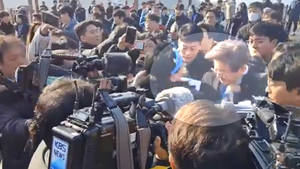 Apuñalan en Corea del Sur al líder de la oposición durante un acto público