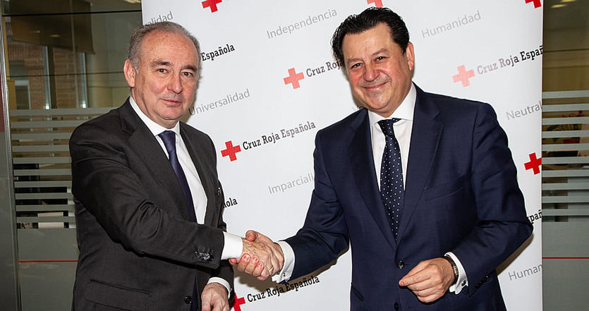 El secretario general de Cruz Roja Española, Leopoldo Pérez Suárez,  y el Director General de Recursos Humanos de El Corte Inglés, Manuel Pinardo Puerta.