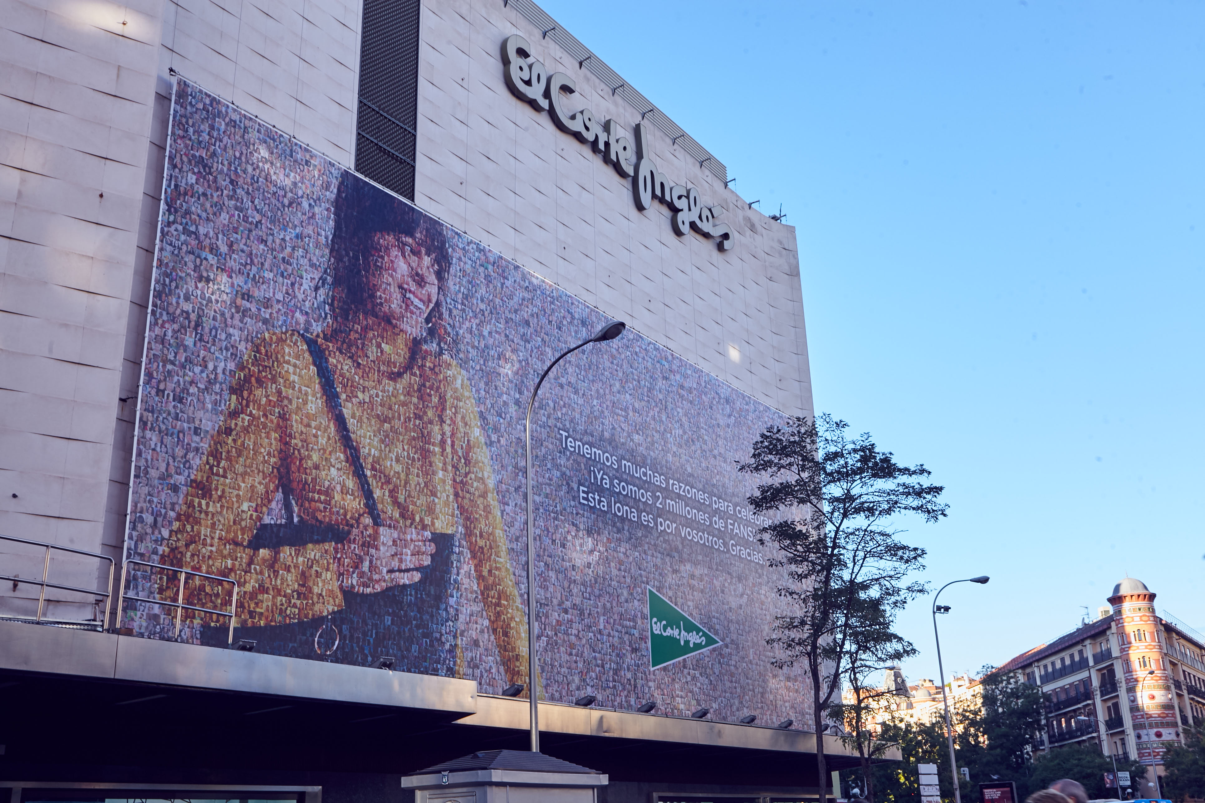 El Corte Inglés celebra sus 2 millones de fans con un mosaico gigante de miles de fotos de seguidores