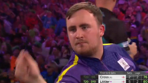 Luke Littler jugando a los dardos en el Mundial